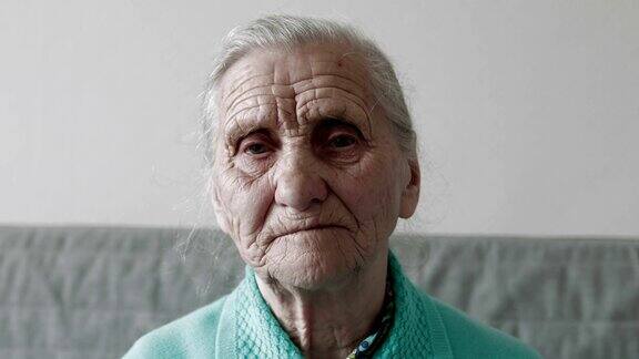 特写悲伤的老女人肖像