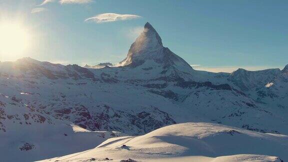 冬季日落的马特洪山雪瑞士阿尔卑斯山瑞士鸟瞰图