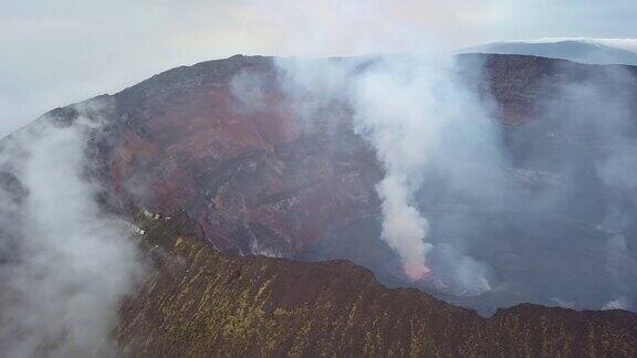 尼拉贡戈火山全景熔岩湖喷出烟雾