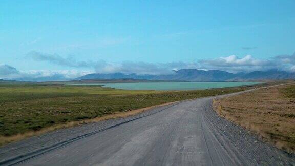 汽车在去冰岛的路上行驶