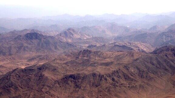飞过沙漠山脉