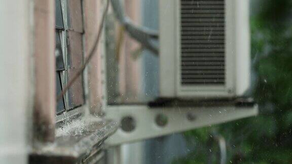 雨在窗边滴落