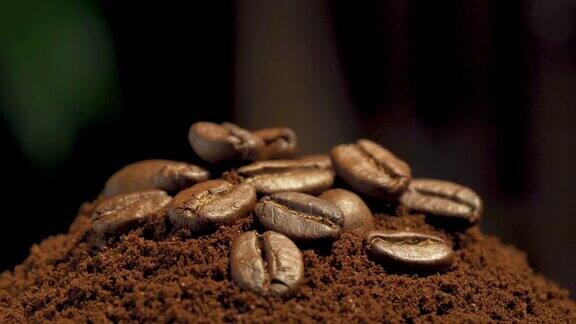 咖啡豆和一堆咖啡粉微距拍摄4k