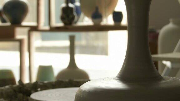 花瓶泥是由陶工最近在车床上纺纱制作的细部