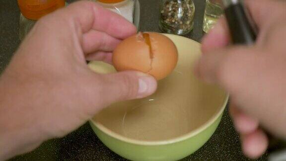 新鲜的有机鸡蛋被打入碗中用于烹饪