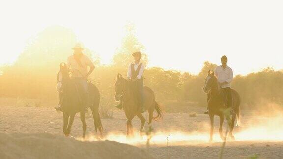 三个骑马疾驰和日落金色的光从后面照亮在一个偏远的村庄拉贾斯坦邦印度-股票视频