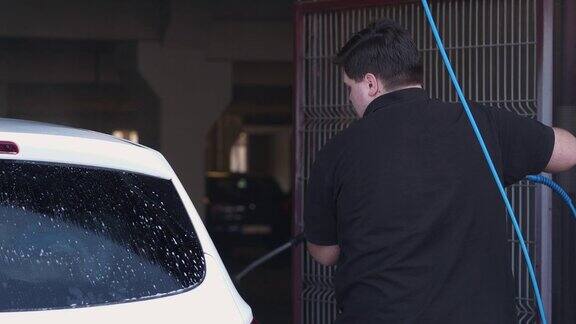 一个正在洗车的现代年轻人