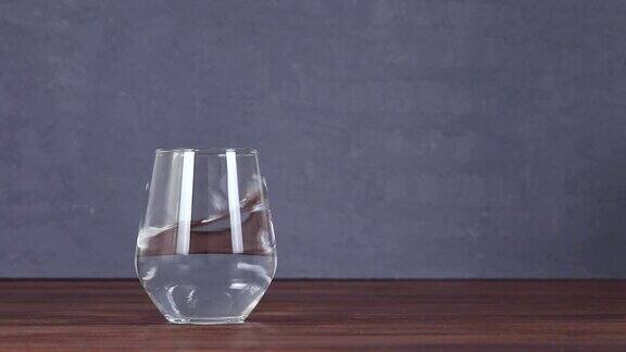 桌子旁边的杯子像地震一样摇晃着