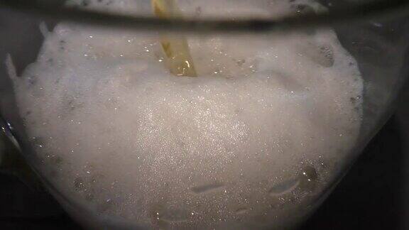 新鲜令人陶醉的啤酒倒进玻璃杯泡沫泡沫一种天然产品泡沫逐渐落在玻璃墙上