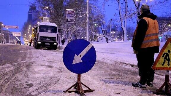 工人安装警示路标清洁的道路吹雪机清晰的道路