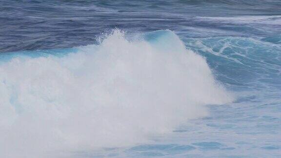 致命的海浪破裂并溅起水花