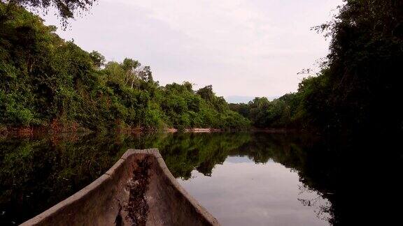 乘坐土著独木舟在科科洛河航行亚马逊国家委内瑞拉