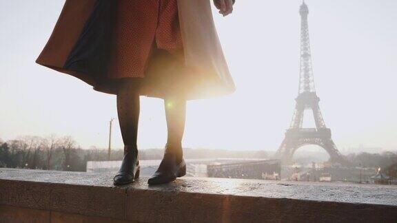 特写腿的美丽的女游客摆姿势走左和右在浪漫的埃菲尔铁塔看巴黎慢动作