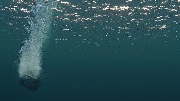 一个桶被扔进海里的水下画面水污染股票视频动画