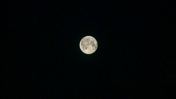 月亮在黑暗的夜空自然背景视频夜间延时播放白黄月