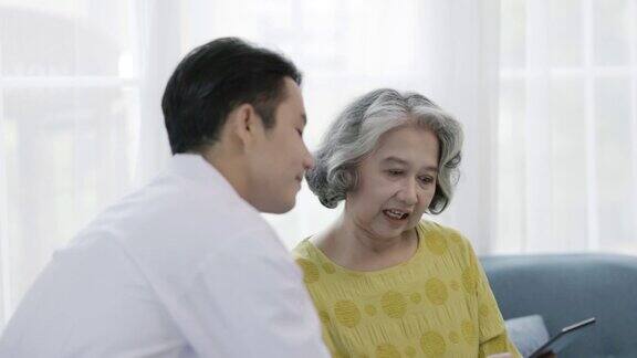 亚洲老年妇女物理治疗与肌肉专科医生和骨骼在医院健康及检查老人身体退休年龄的健康保险身体治疗