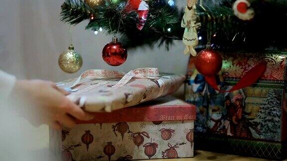 在圣诞树下放礼物用礼物装饰圣诞树