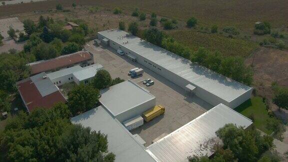 无人机拍摄到田野中央的工厂