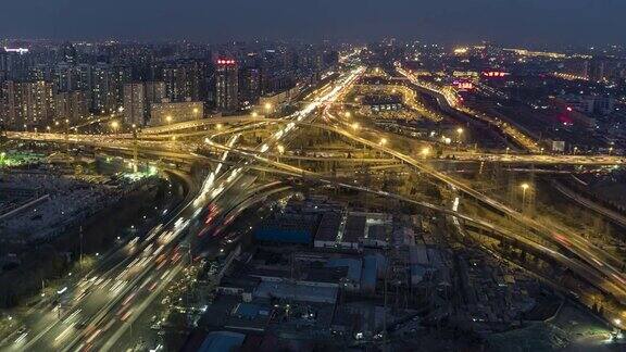 拥挤的交通和道路交叉口黄昏到夜晚过渡北京中国