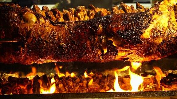 烤羊肉烧烤在木火上旋转