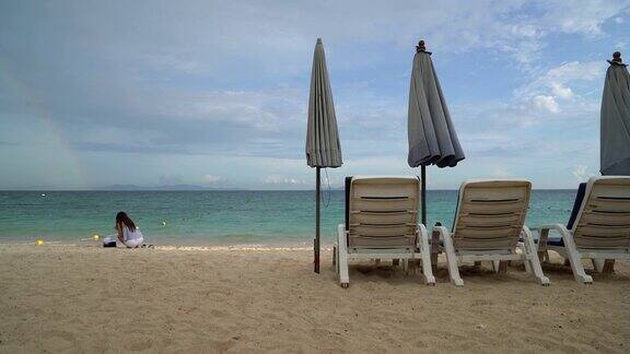 海滩上漂亮的豪华雨伞和椅子