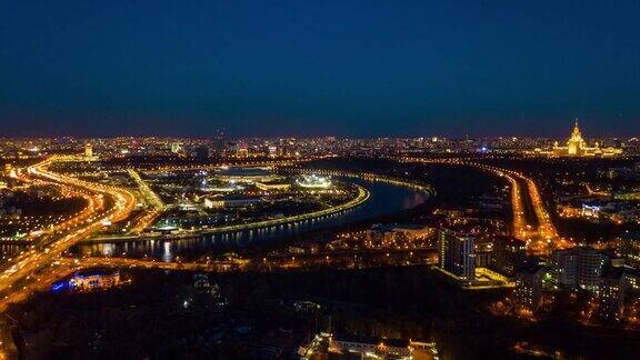 夜晚照亮莫斯科城市风景交通街道十字路口空中全景4k时间流逝俄罗斯