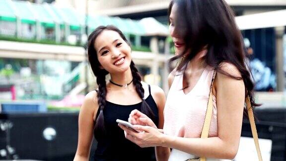 泰国女性朋友在曼谷市中心的街道上聊天