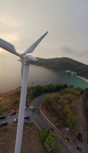 垂直视频泻湖湾乡村村庄海景全景与风车日落