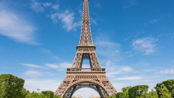 巴黎战神广场上的埃菲尔铁塔