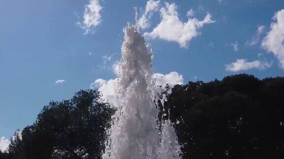 一个喷泉喷射向上的特写慢动作