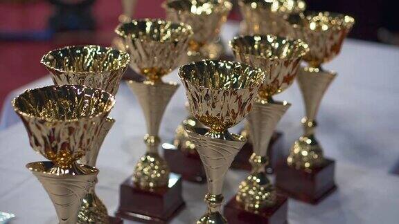 为获奖者颁发大量的冠军奖杯和金杯