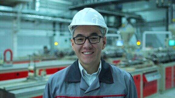 亚洲专业工程师男子戴安全帽的肖像