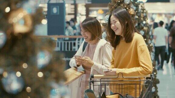 亚洲女性在购物中心使用智能手机慢镜头