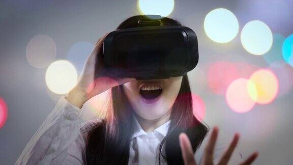多名年轻女子戴着虚拟现实头盔