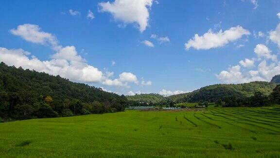 云在泰国清迈的稻田上移动的时间间隔