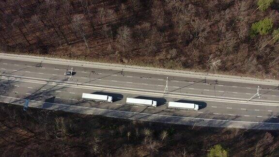 高速公路的鸟瞰图高速公路上的卡车白色半挂车