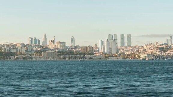 土耳其伊斯坦布尔博斯普鲁斯海峡的船只交通