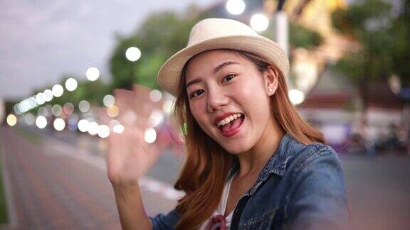 《亚洲旅行者》的博客女性在泰国曼谷旅游美丽的女性用手机制作视频博客并在社交媒体上生活