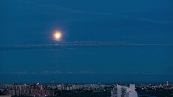 夜晚城市的月亮