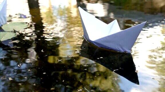 河上漂着纸船四千块
