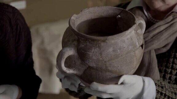 考古学家手中的陶器博物馆展览用具