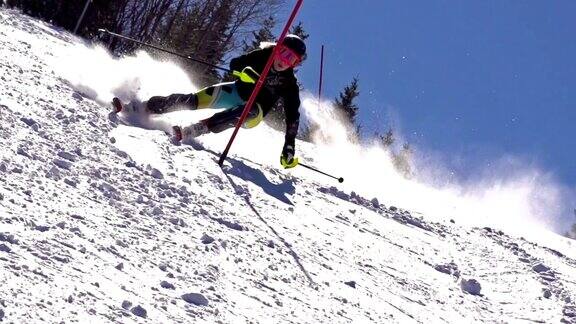 HD:超级慢动作:职业女性滑雪运动员练习障碍