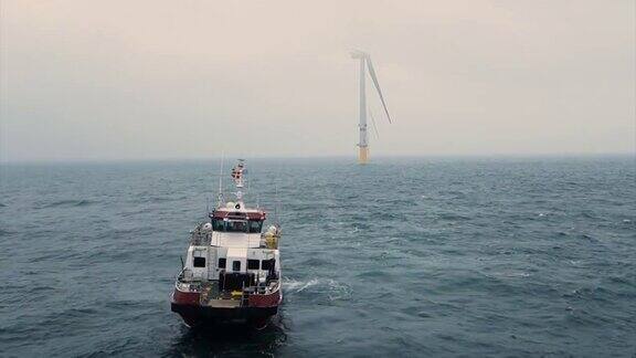从海风港开出的客运船(救援船)蓝色的海浪和阴沉的天空有雾多雾的天气德国博库姆里夫格兰德风力发电场就在地平线上