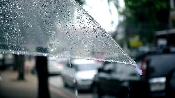 在雨天雨伞与交通的特写慢动作拍摄