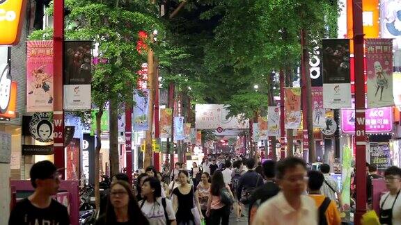 在台湾台北西门町夜晚的交通和拥挤的人们