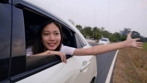 掀背车旅行驾车公路旅行的年轻女子暑假在汽车在假日日落和放松得到的气氛和去目的地慢动作C4K电影镜头