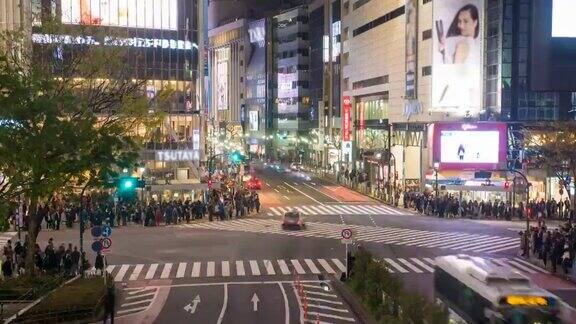 夜晚人群穿过涩谷