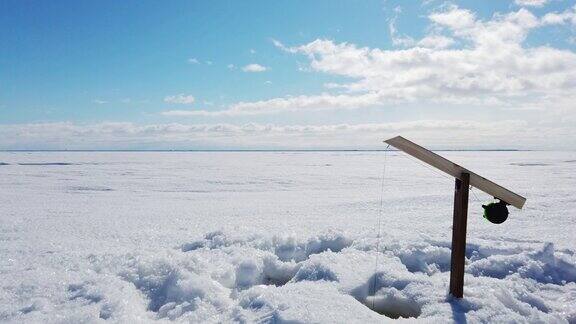 加拿大冰上钓鱼的录像