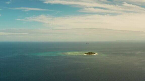 有沙滩的热带岛屿Mantigue岛菲律宾