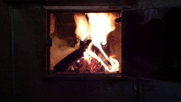 在旧炉子里燃烧木头和煤